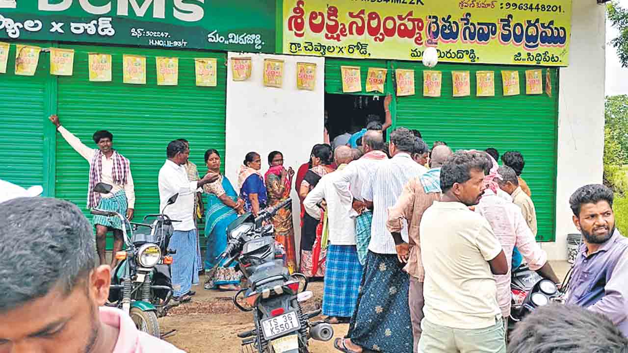 యూరియా కోసం తప్పని తిప్పలు.. ఒక్కొక్కరికి రెండు బస్తాల యూరియా