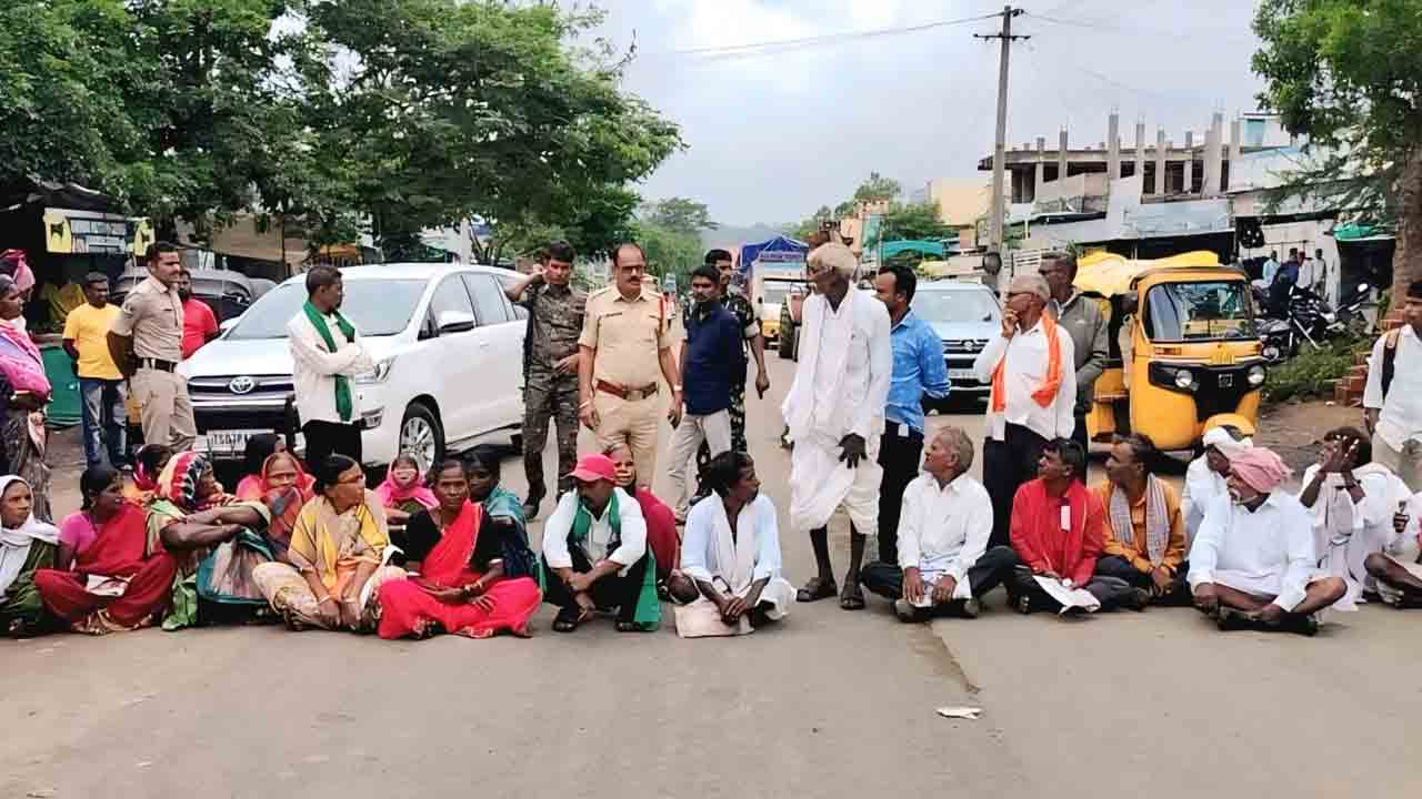 Urea | రైతుల అవసరాలు తీర్చడంలో కాంగ్రెస్ ప్రభుత్వం విఫలం.. యూరియా కోసం ఆందోళనలో రైతులు, మహిళలు