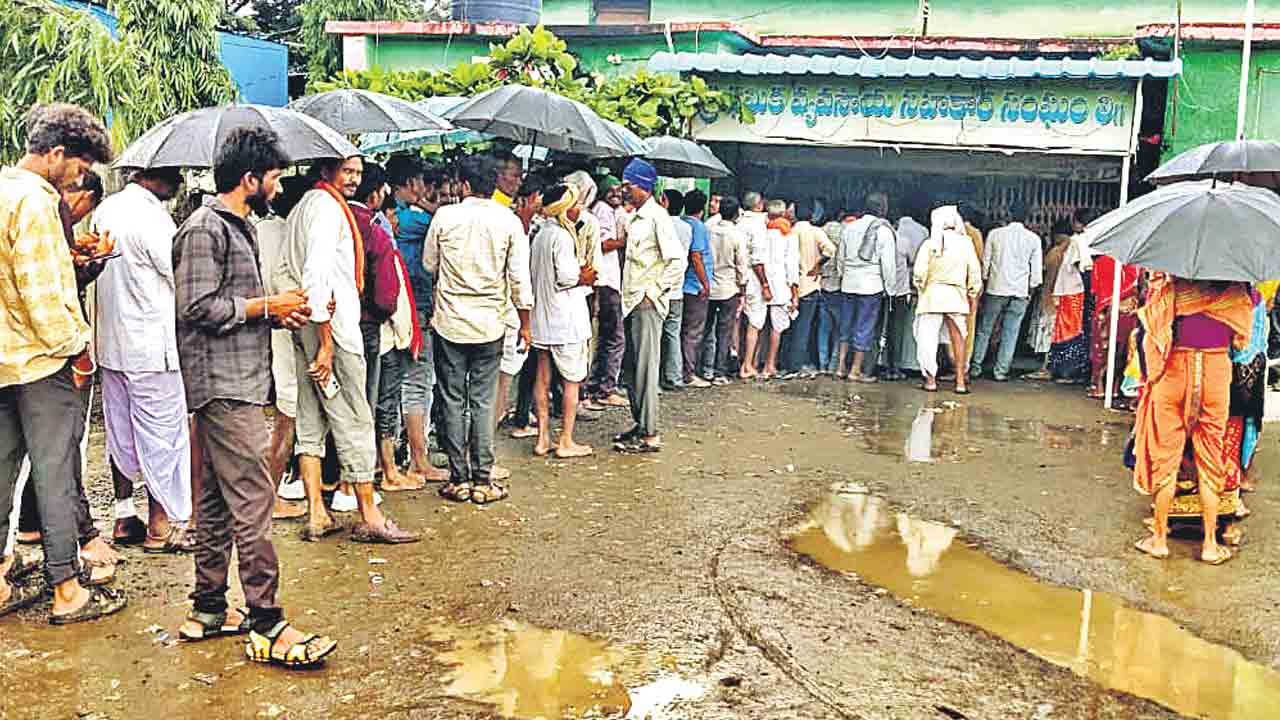 బీజేపీ.. కాంగ్రెస్‌.. యూరియా గేమ్‌.. కొరతపై రైతులతో రెండు పార్టీల రాజకీయ క్రీడ