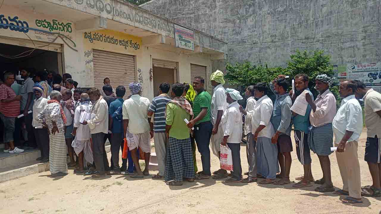 Urea | గంటల తరబడి క్యూ లైన్లో.. అయినా రైతులకు అందని యూరియా