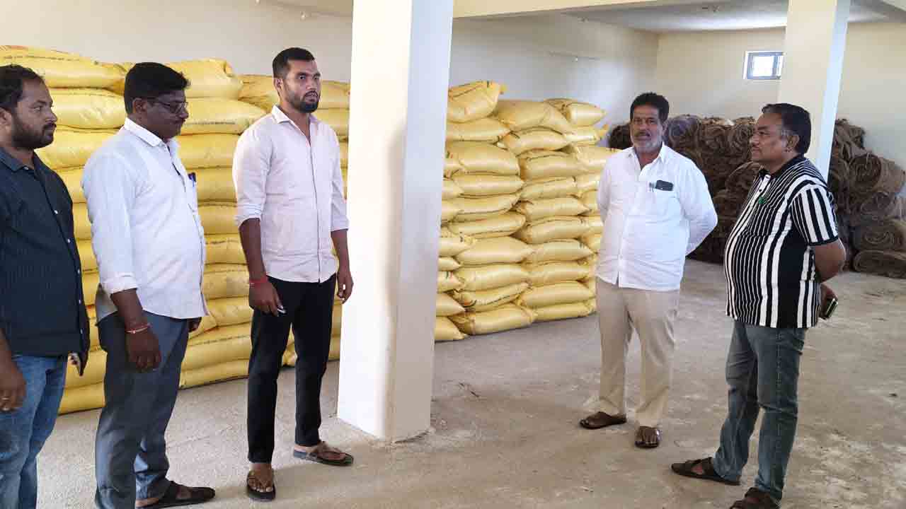 Urea | యూరియా సరఫరాలో ఎలాంటి ఇబ్బందులు కలగకూడదు : వ్యవసాయ అధికారి జాన్ సుధాకర్