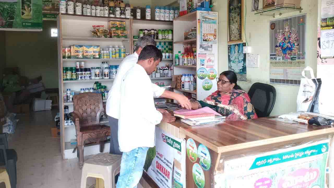 Urea | యూరియాను బ్లాక్ మార్కెట్‌లో అమ్మితే కఠిన చర్యలు : వ్యవసాయ అధికారి స్వరూపారాణి