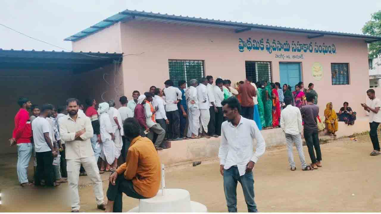 Urea | తానూర్‌లో యూరియా కోసం రైతుల పడిగాపులు.. ప్రభుత్వంపై ఆగ్రహం