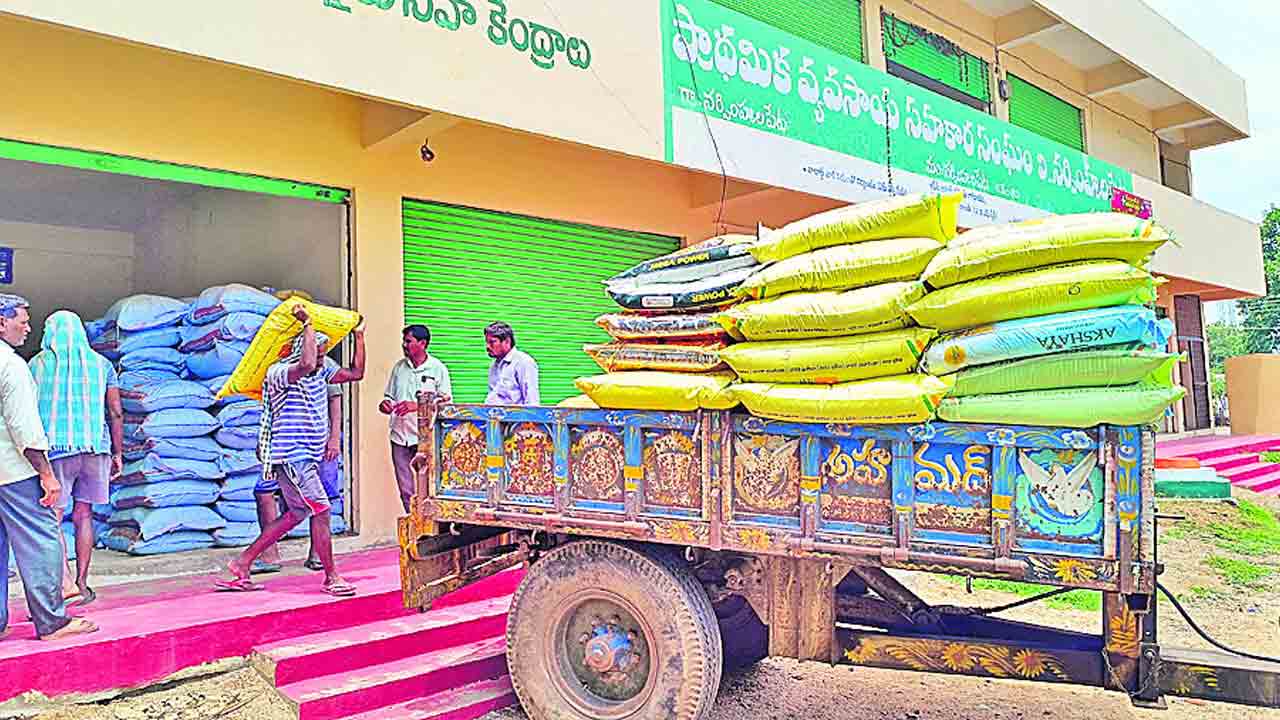 యూరియా కావాలంటే.. దుక్కి మందు కొనాల్సిందే