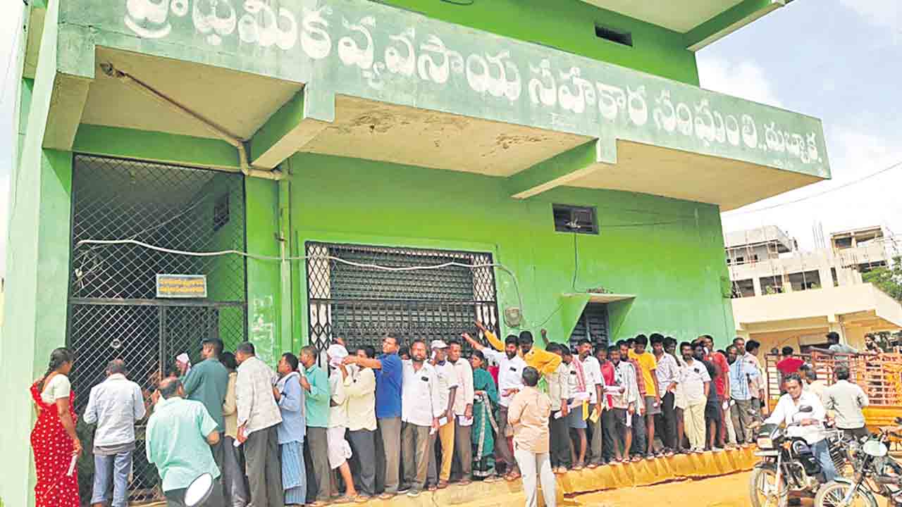 యూరియా కోసం కష్టాలు