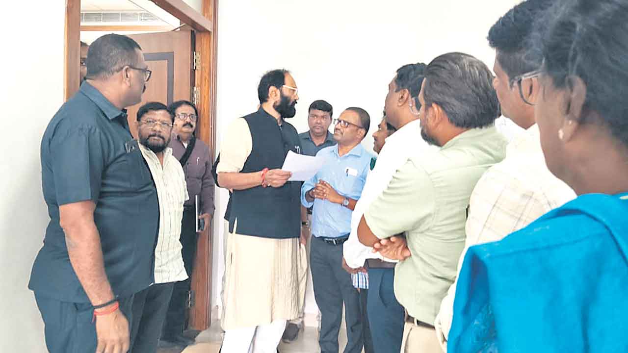 అడ్డదారుల్లో పదోన్నతులా?.. సీనియారిటీ ప్రకారం ప్రమోషన్లు ఇవ్వండి.. మంత్రి ఉత్తమ్‌కు ఇరిగేషన్‌ శాఖ ఇంజినీర్ల వినతి