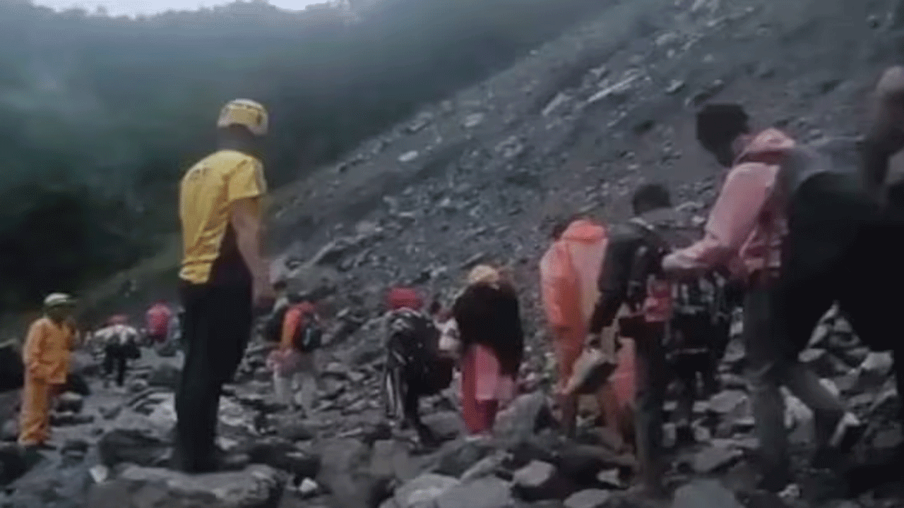 Uttarakhand | భారీ వర్షాలకు విరిగిపడ్డ కొండచరియలు.. చిక్కుకుపోయిన 40 మంది యాత్రికులను రక్షించిన రెస్క్యూ టీమ్‌