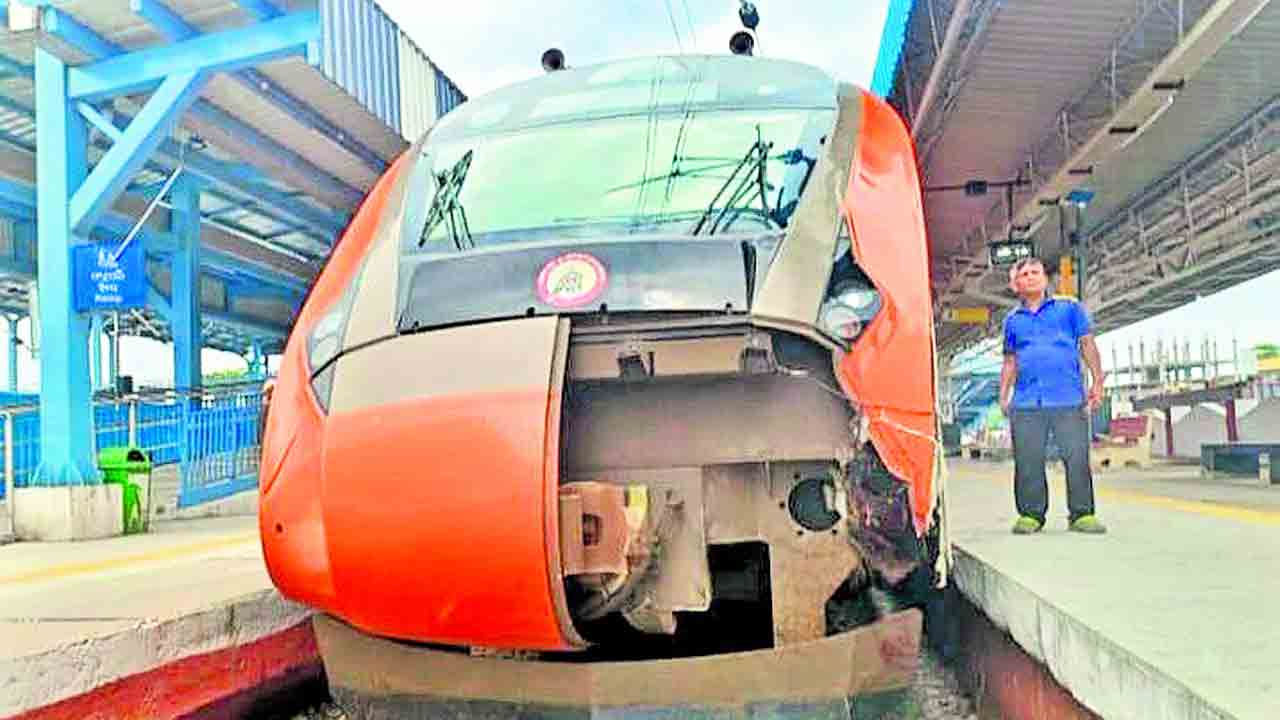 ఎద్దును ఢీకొట్టిన వందేభారత్‌ ఎక్స్‌ప్రెస్‌