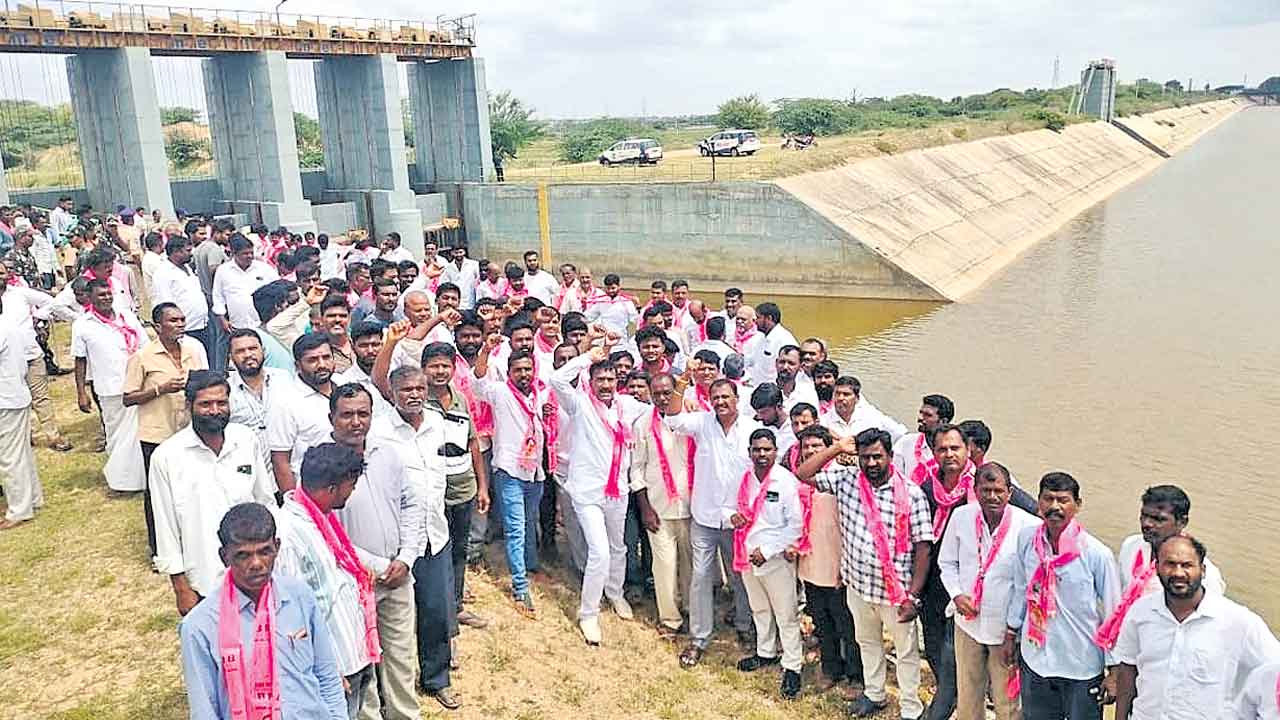 కన్నెపల్లి వద్ద మోటర్లను నడిపించాలి