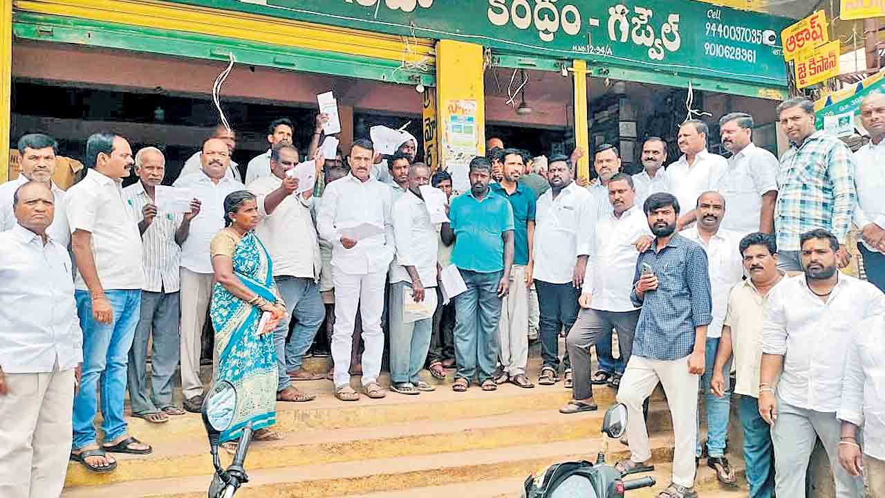 16 మంది ఎంపీలున్నా యూరియా దిక్కులేదు