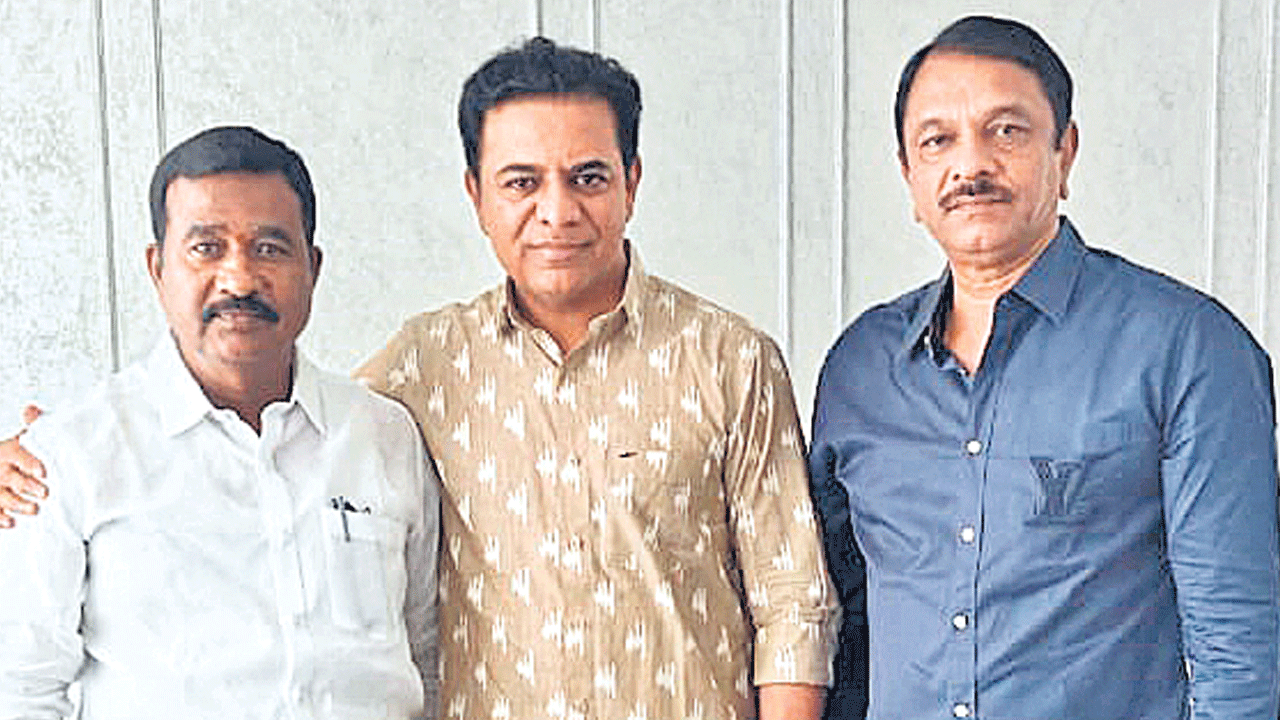 కేసీఆర్‌ను కాదనుకొని కంపల పడినం