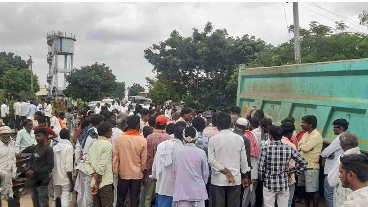 Villagers Protest | స్మశాన వాటికకు స్థలం కేటాయించాలని గ్రామస్థుల రాస్తారోకో