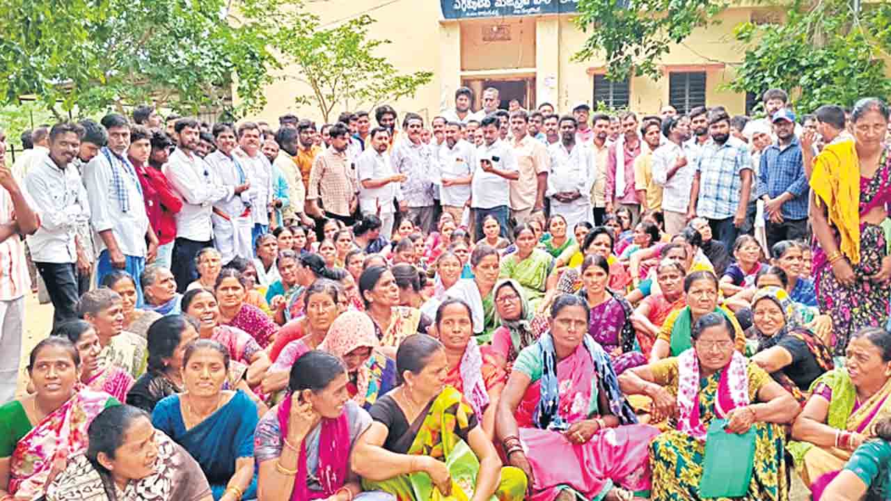 ఉద్యోగాలు కల్పించాలని ఆందోళన