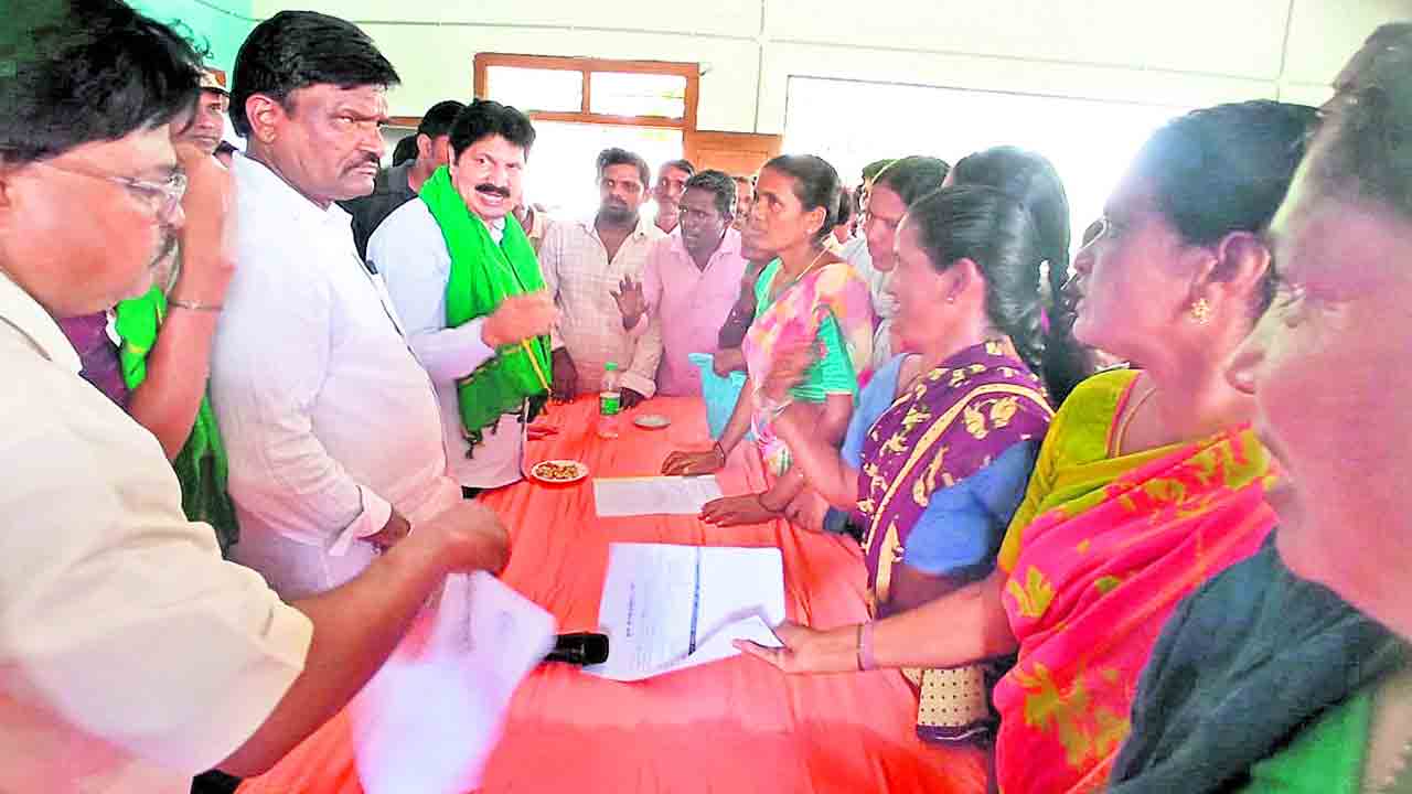 ఇందిరమ్మ ఇళ్లపై ఎమ్మెల్యే నిలదీత