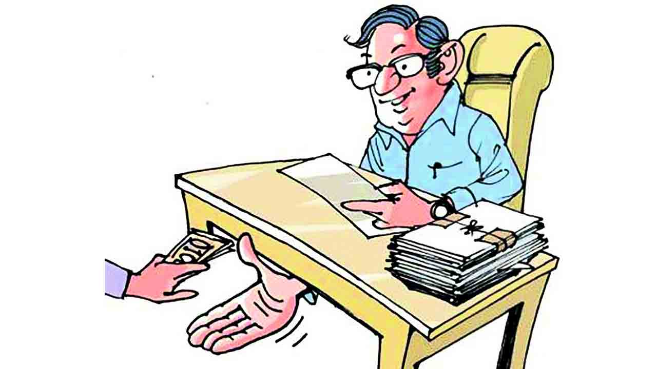 కాసులిస్తేనే రేషన్‌ కార్డు