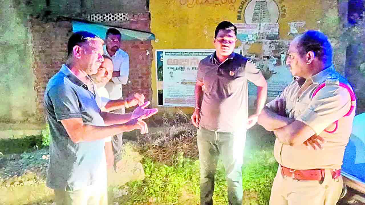 యూరియా కోసం పెట్రోల్‌తో రైతుల ఆందోళన