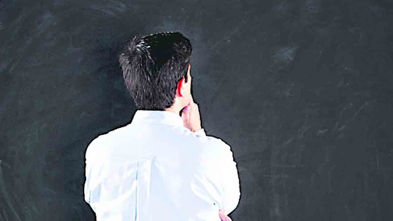 జీతాలెప్పుడిస్తరు ?