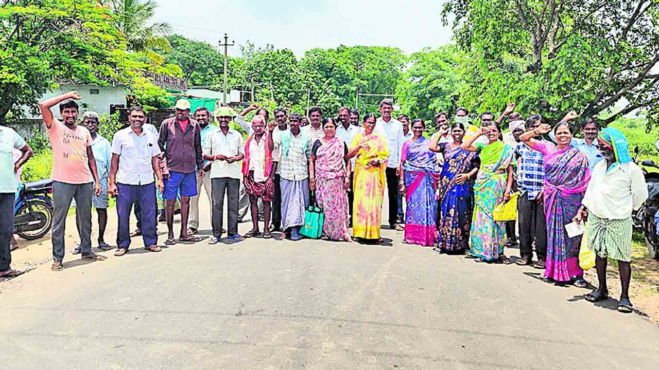 యూరియా కోసం రోడ్డెక్కిన రైతులు
