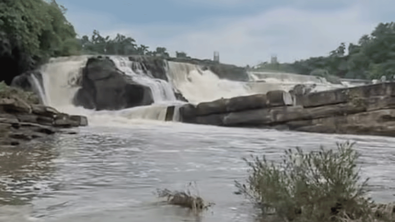 River | సెల్ఫీ పిచ్చి.. నీటి ప్రవాహంలో కొట్టుకుపోయిన కుటుంబం