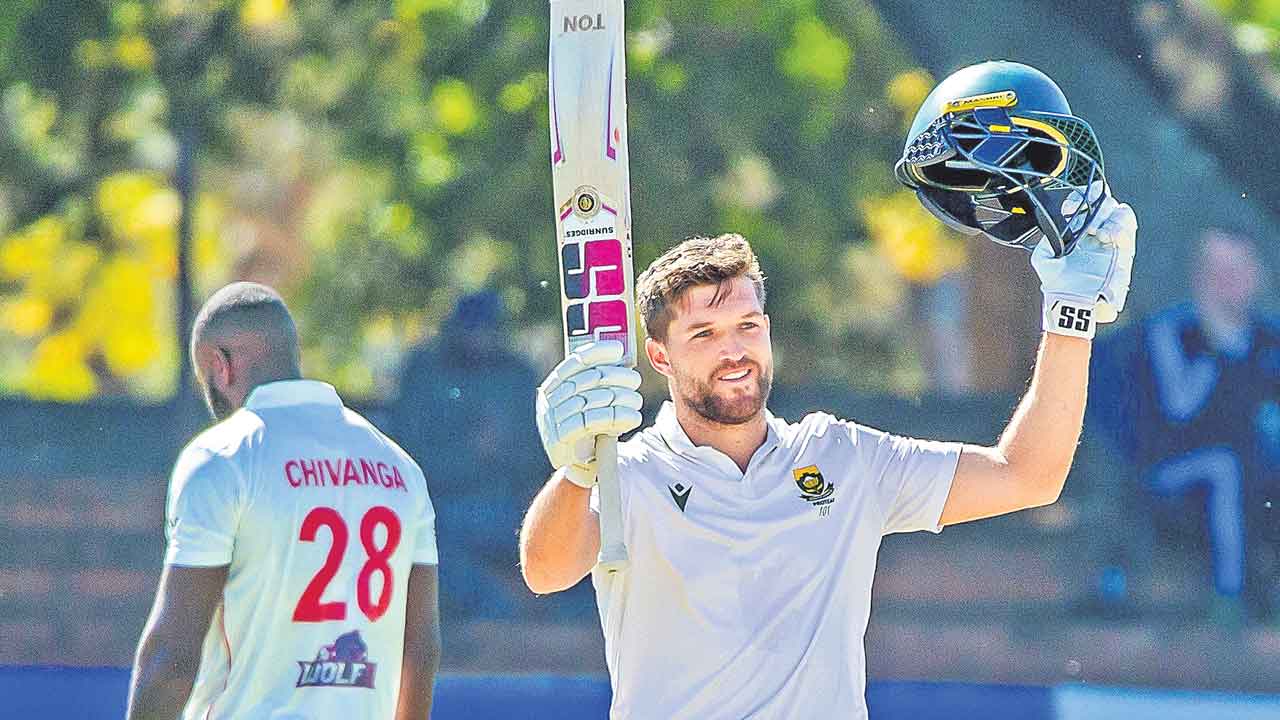 ముల్దర్‌ త్రిశతకం.. జింబాబ్వేకు ఫాలోఆన్‌