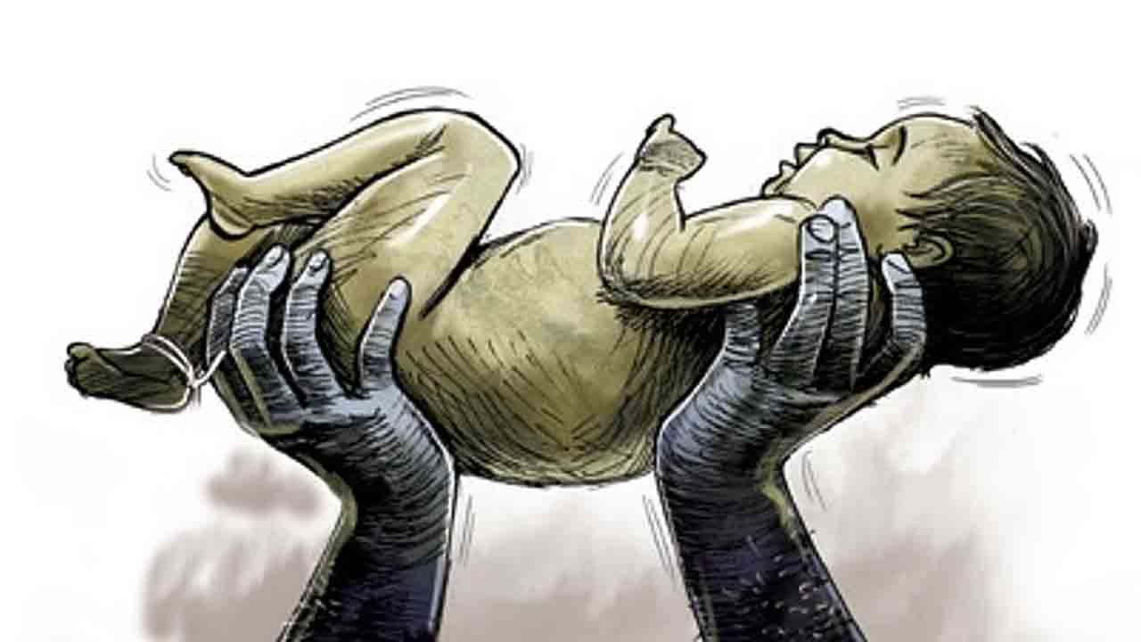 బస్సులో ప్రసవం.. బిడ్డను కిటికీ నుంచి విసిరేసిన తల్లి!