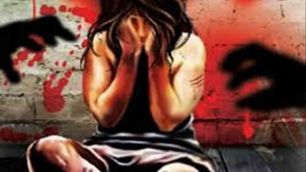 Crime news | దారుణం.. రైలు బోగీలో మహిళపై సామూహిక అత్యాచారం.. ఆపై రైలు పట్టాలపై పడేసి..!