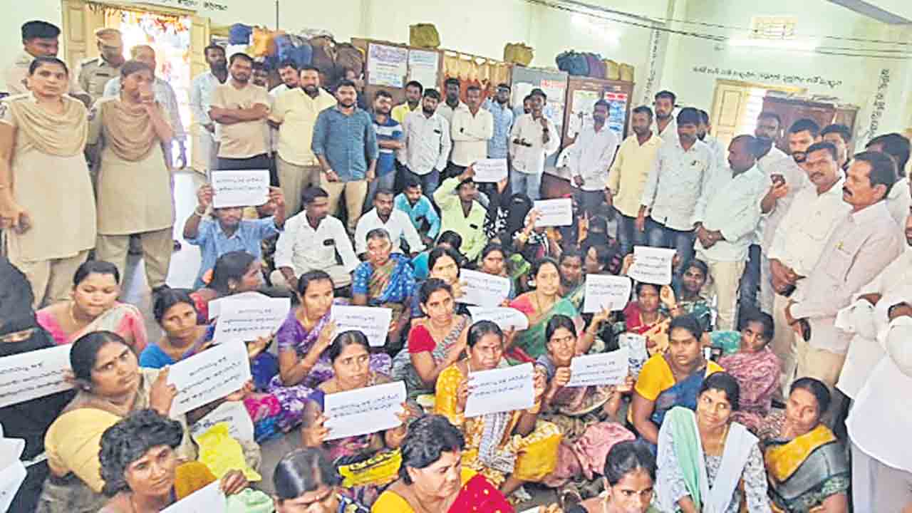 ఇందిరమ్మ ఇండ్ల మంజూరు పత్రాల కోసం లబ్ధిదారుల ఆందోళన