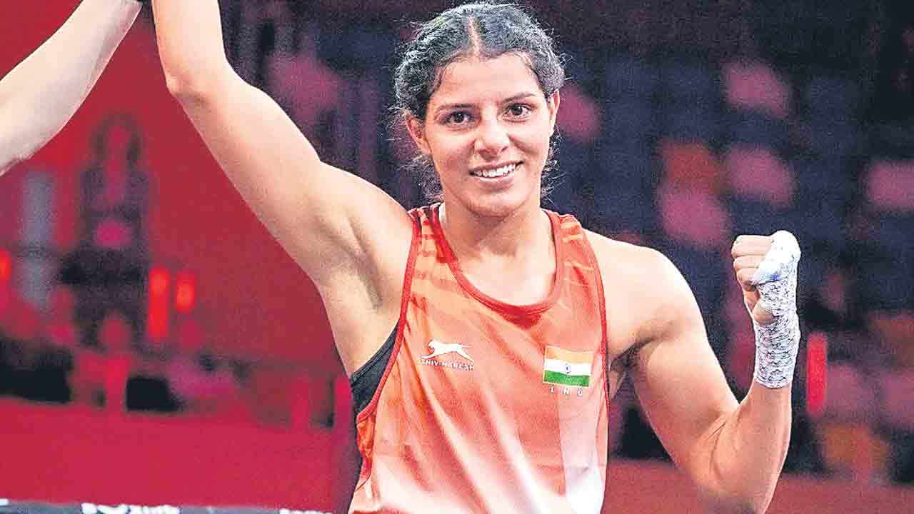 భారత్‌ పసిడి పంచ్‌