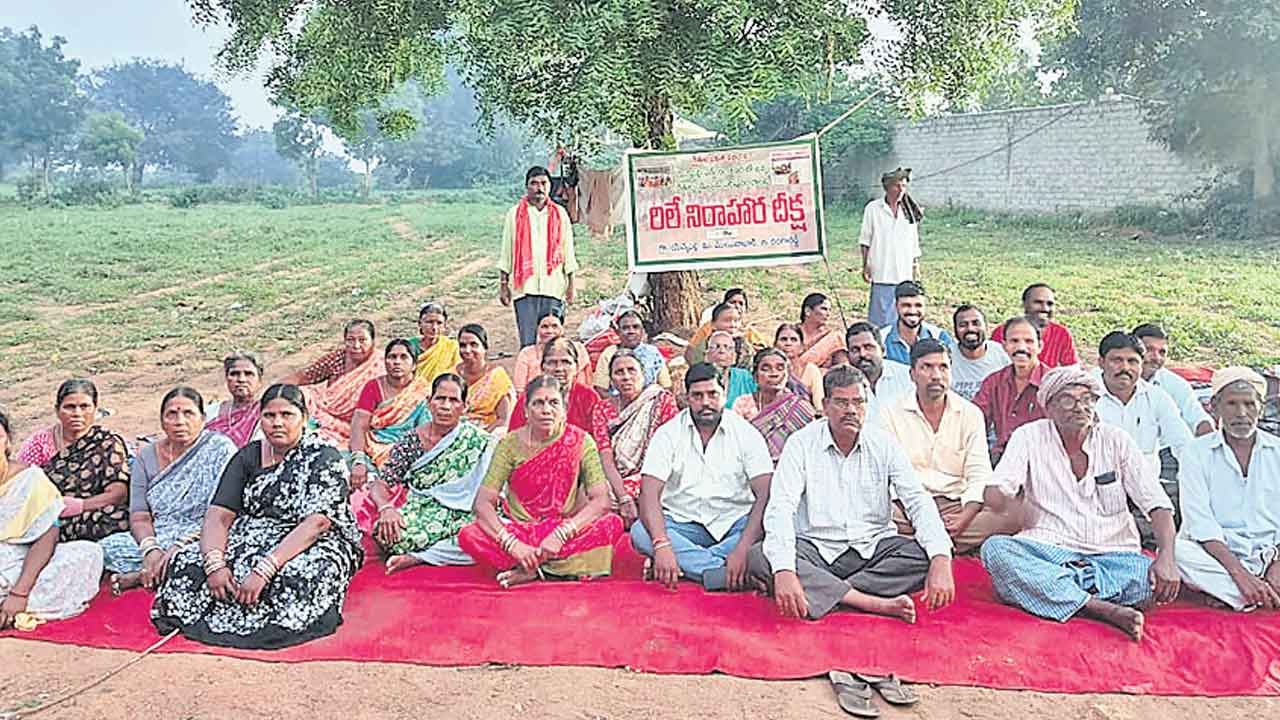 భూముల కోసం రిలే దీక్షలు