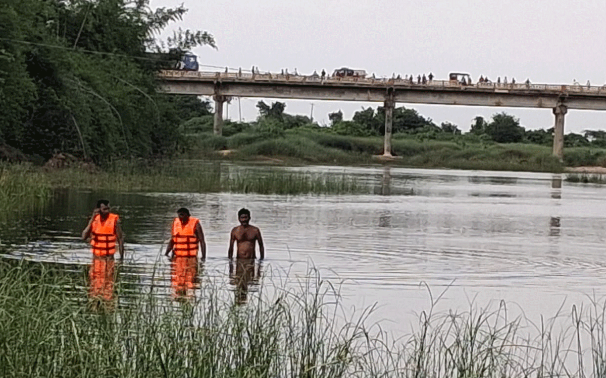 Yerrupalem : చేపలు వేటకు వెళ్లి కట్టలేరులో ముగ్గురు గల్లంతు