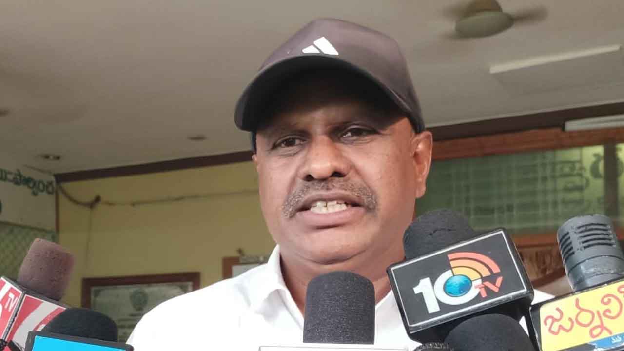 పాల్వంచ డివిజన్‌ మున్సిపల్‌ కార్యాలయంపై ఏసీబీ దాడి