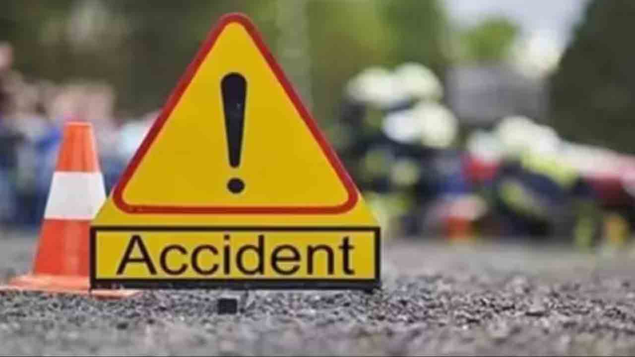 Bike accident | కుక్కను తప్పించబోయి బైక్‌ ప్రమాదం.. బైక్ పై నుంచి పడి ఇంటలిజెన్స్ ఏఎస్ఐ సతీమణి మృతి