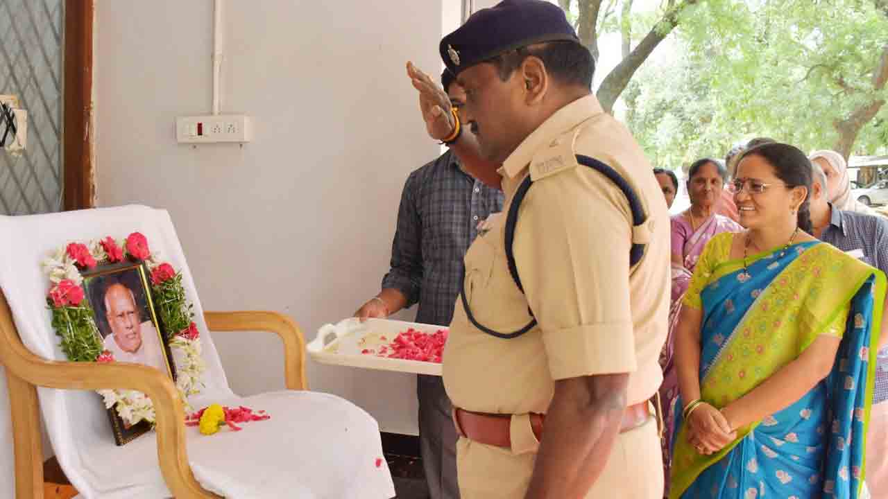 Sangareddy | పోలీసు కార్యాలయంలో రోశయ్య జయంతి వేడుకలు.. నివాళులర్పించిన అదనపు ఎస్పీ