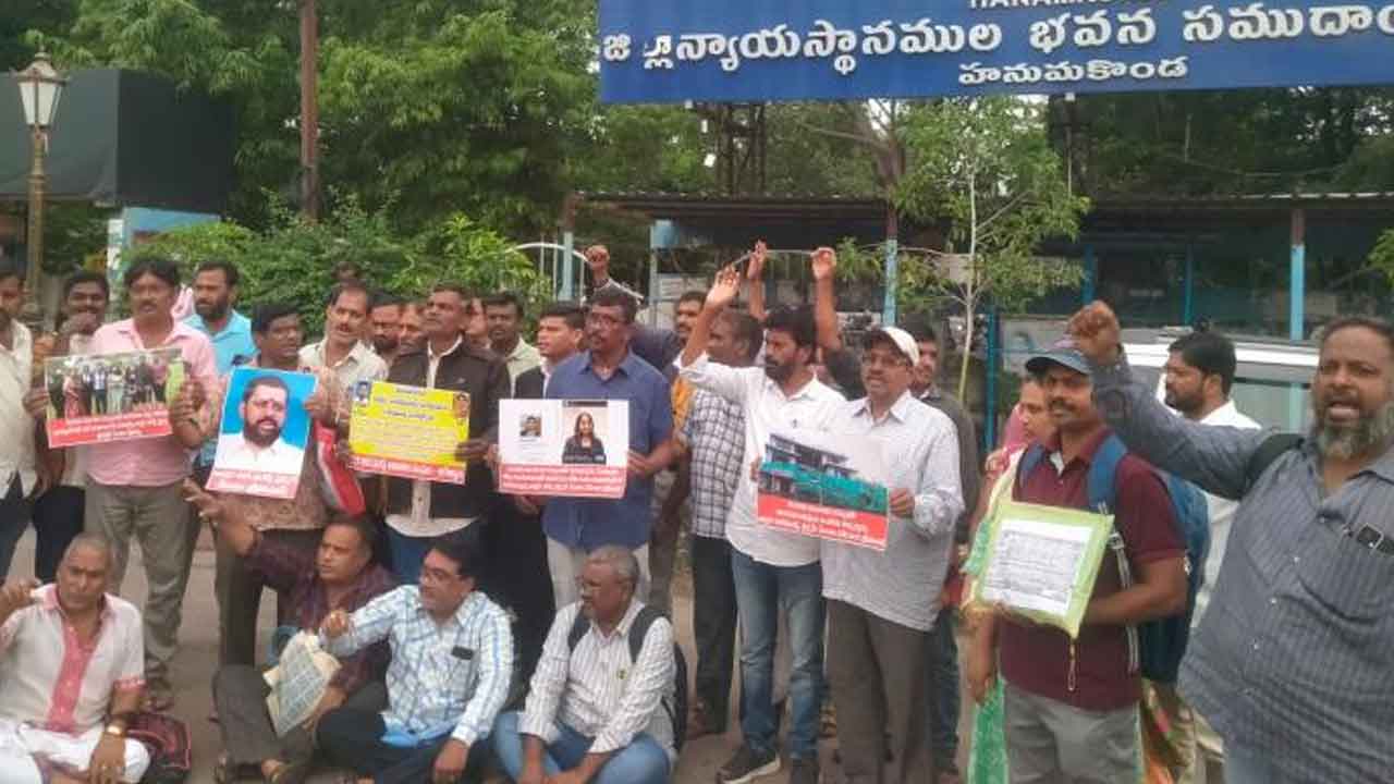 Akshara chit fund | కోర్టు ఎదుట అక్షర చిట్‌ఫండ్‌ బాధితల నిరసన