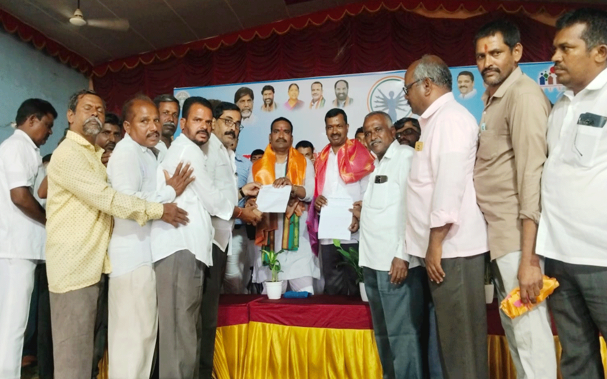 Aleru Town : ఆలేరు రెవెన్యూ డివిజన్ ఏర్పాటు చేయాలని ప్రభుత్వ విప్ బీర్ల ఐలయ్యకు వినతి