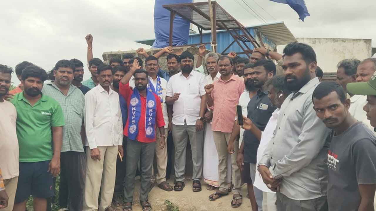 Ambedkar statue | లింగసానిపల్లిలో అంబేద్కర్ విగ్రహం ధ్వంసం.. దళిత సంఘాల ఆధ్వర్యంలో రాస్తారోకో