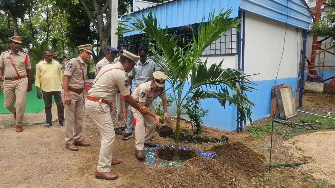 CP Amber Kishore Jha | పోలీసులు క్రమ శిక్షణతో విధులు నిర్వహించాలి : సీపీ అంబర్ కిశోర్ ఝా