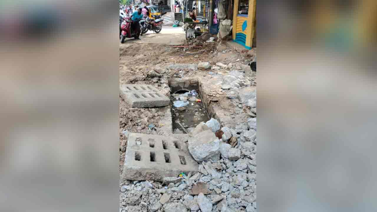 Ameerpet | పూడికతో నిండిపోయిన వరద నీటి కాలువ