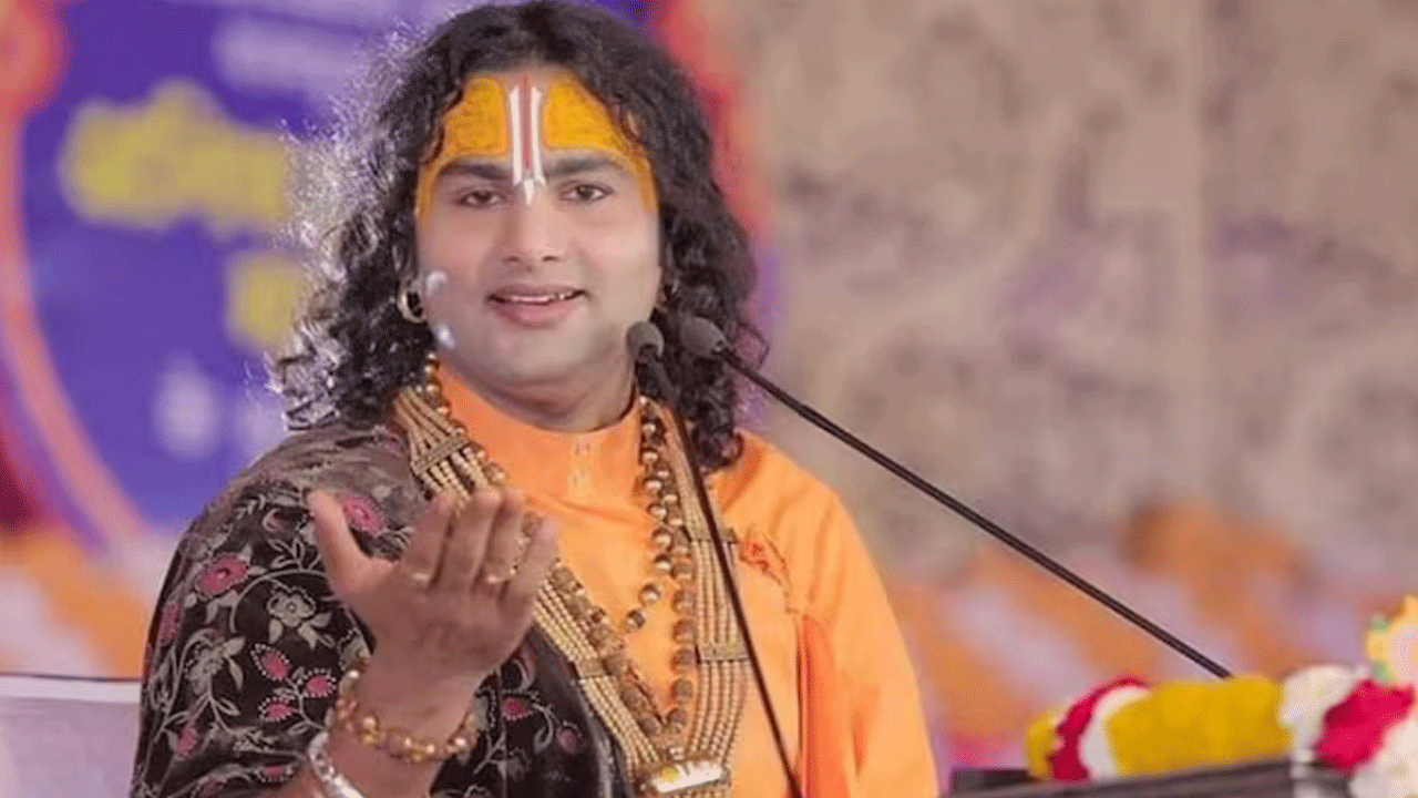 Aniruddhacharya: 25 ఏళ్ల అమ్మాయిల‌పై వ్యాఖ్య‌లు.. క్ష‌మాప‌ణ‌లు చెప్పిన అనిరుద్దాచార్య‌