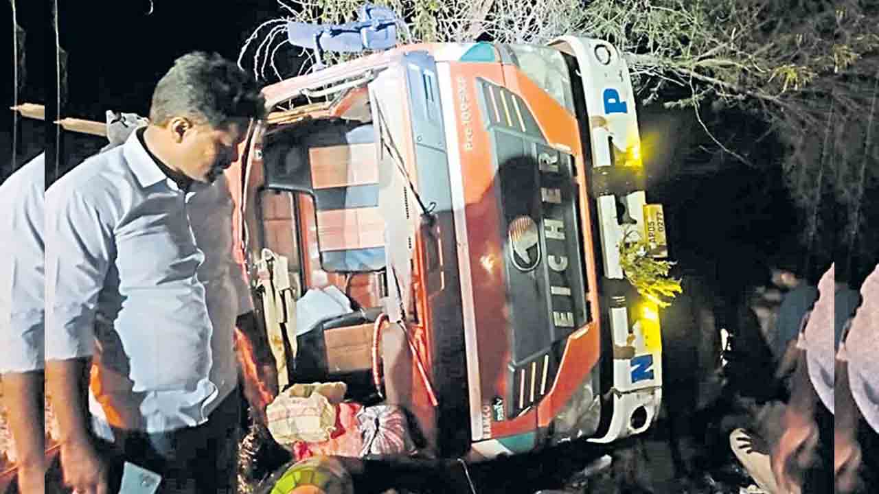 Road Accident | మామిడికాయల లారీ బోల్తా.. ఐదుగురు మహిళలు సహా తొమ్మిది మంది దుర్మరణం