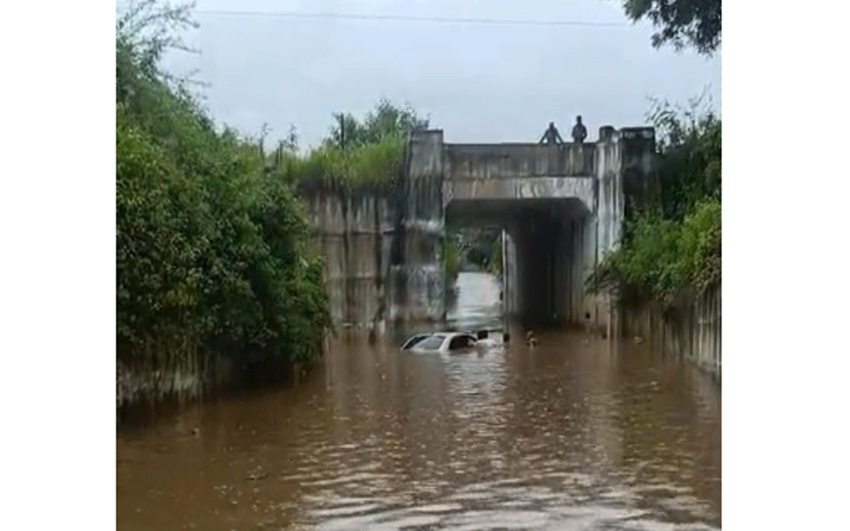 Karepalli : రైల్వే అండర్ బ్రిడ్జి నీళ్లలో మునిగిన కారు.. వ్యవసాయ శాఖ అధికారికి తప్పిన ప్రమాదం