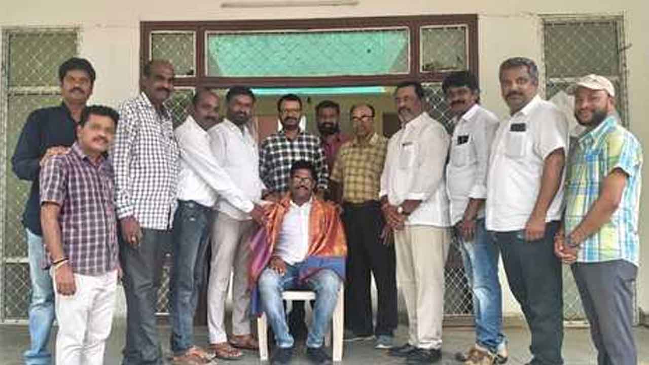 Nallabelli | డాక్టరేట్‌ సాధించిన పంచాయతీ కార్యదర్శికి సన్మానం