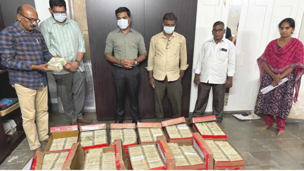 AP Liquor Scam | ఏపీ లిక్కర్‌ స్కాంలో కీలక పరిణామం.. హైదరాబాద్‌లో రూ.11 కోట్లు స్వాధీనం