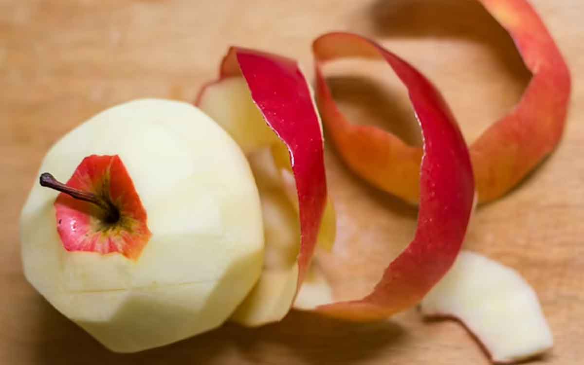 Apples With Peel | యాపిల్ పండ్ల‌ను మీరు ఎలా తింటున్నారు..? తొక్క‌తో స‌హా తినాల్సిందే.. ఎందుకంటే..?