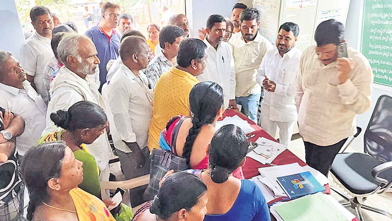 వ్యవసాయ గుర్తింపు కార్డుల నమోదు కోసం అన్నదాతల పడిగాపులు