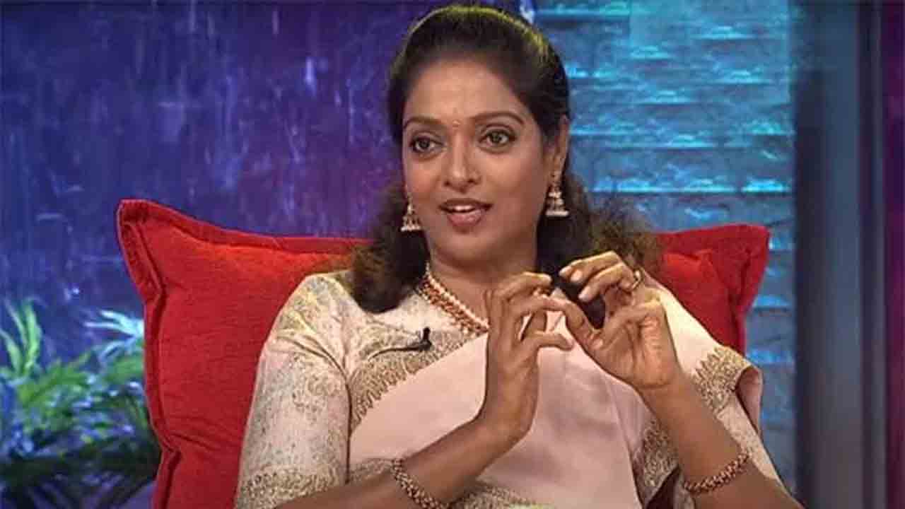 Mucherla Aruna | సీనియ‌ర్ నటి ముచ్చర్ల అరుణ నివాసంలో ఈడీ సోదాలు