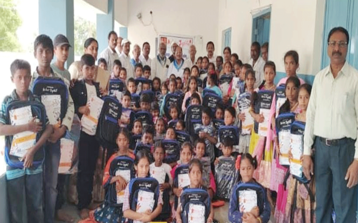 Madhira : పేద విద్యార్థుల‌కు చేయూత అభినంద‌నీయం : ఎంఈఓ ప్రభాకర్