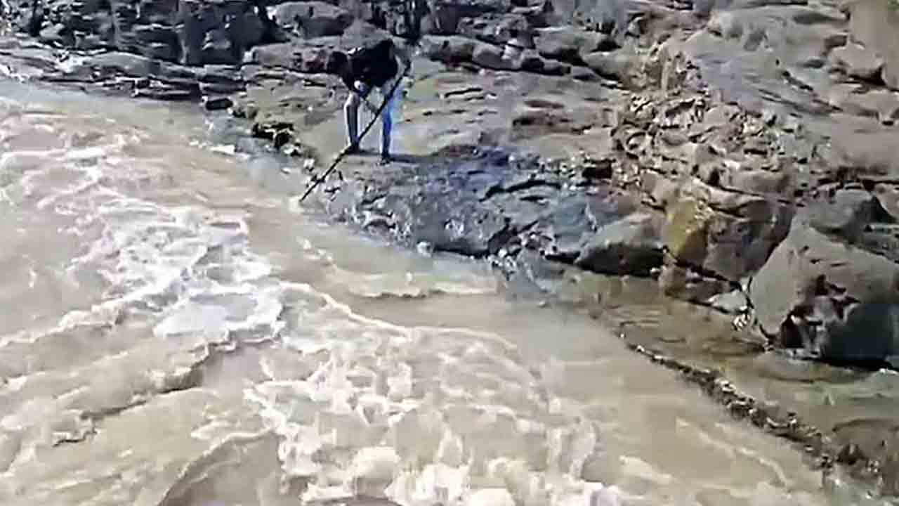 Youth Drown in River | కర్ర సాయంతో చెప్పు తీసుకోబోయి.. నదిలో కోట్టుకుపోయిన యువకుడు..!