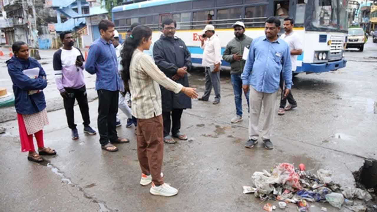 Chahat Bachpai | డ్రైనేజీని పరిశీలించిన మున్సిపల్‌ కమిషనర్‌ చాహత్‌ బాచ్‌పాయ్‌