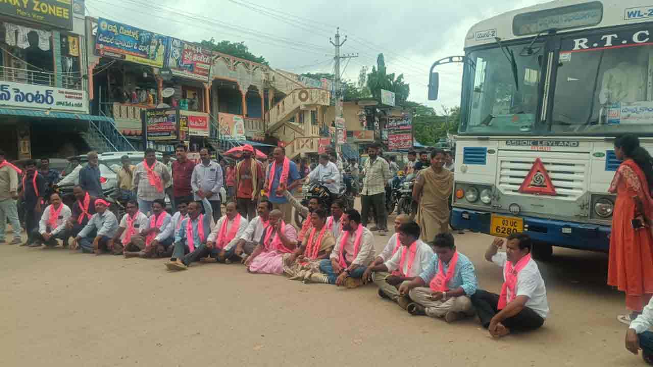 Bade Nagajyothi | మాజీ జ‌డ్పీ చైర్‌ప‌ర్స‌న్ బ‌డే నాగ‌జ్యోతిని అడ్డుకున్న పోలీసులు